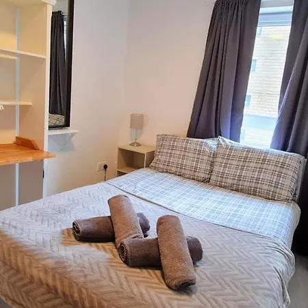 Modern Spacious 3 Bedroom Centre - Free Parking - Private Balcony - Excellent Service Apartment