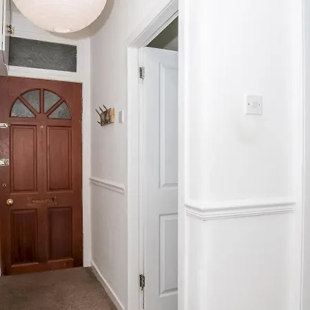 Centrally Located 2bed Flat With Free Parking Edinburgh