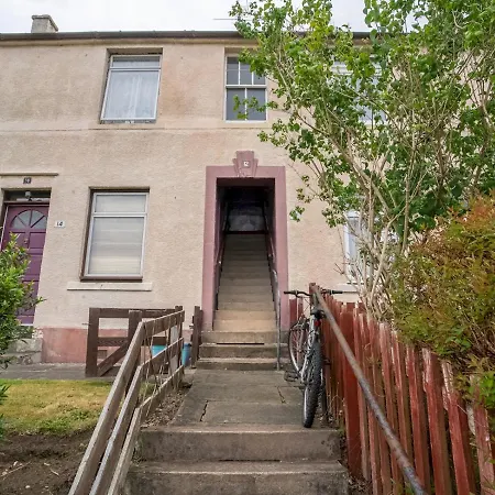 Centrally Located 2bed Flat With Free Parking