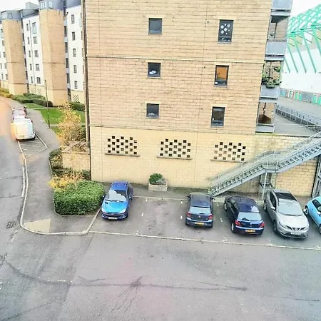 Modern Spacious 3 Bedroom Centre - Free Parking - Private Balcony - Excellent Service