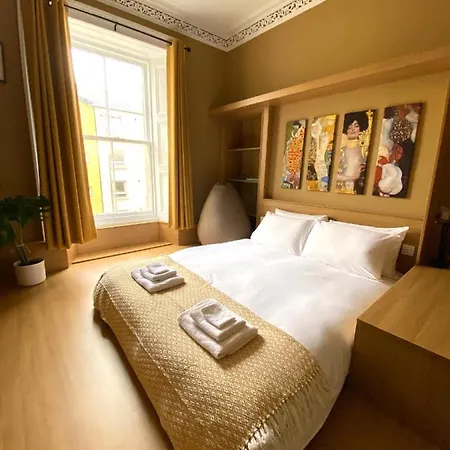 Wee Grandeur Apartement
