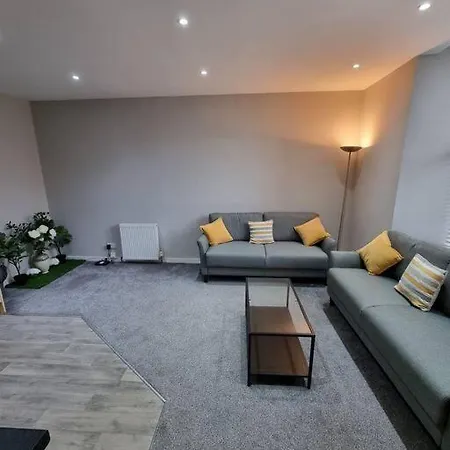 Lovely & Peaceful 2 Bedroom With En-suite, Leith, Edimburgo