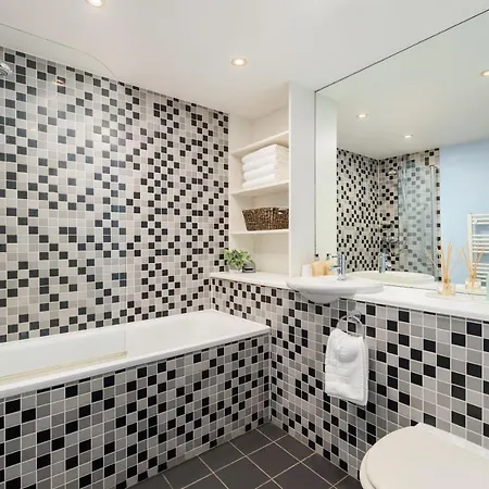 2br New Town Garden Apartment *