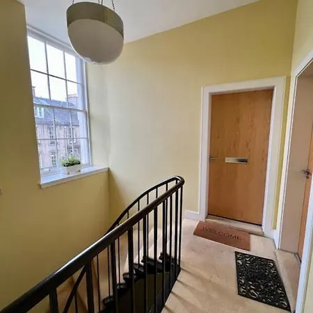 Gilmore Place - Beautiful 2 Bedroom Townhouse Flat *