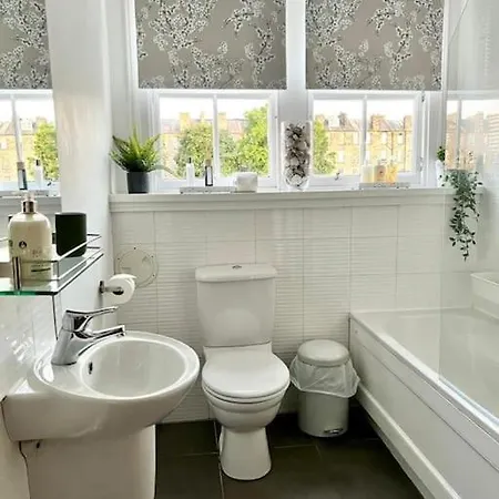 Apartment Gilmore Place - Beautiful 2 Bedroom Townhouse Flat *