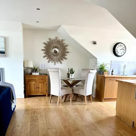 Apartment Gilmore Place - Beautiful 2 Bedroom Townhouse Flat *
