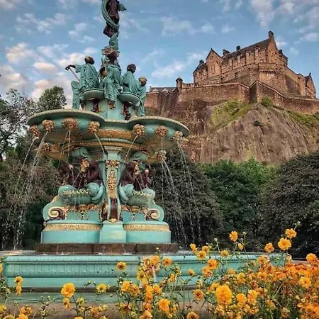 Gilmore Place - Beautiful 2 Bedroom Townhouse Flat * Edinburgh