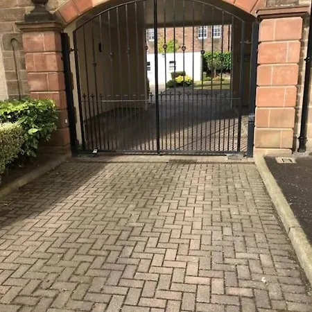 Apartment Gilmore Place - Beautiful 2 Bedroom Townhouse Flat *