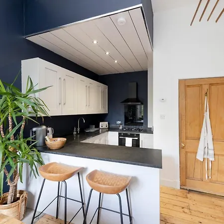 Apartment Altido Striking Apt Near Fountain Park Edinburgh