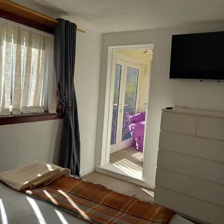 White House In Edinburgh, 2 Bedroom Good Location شقة