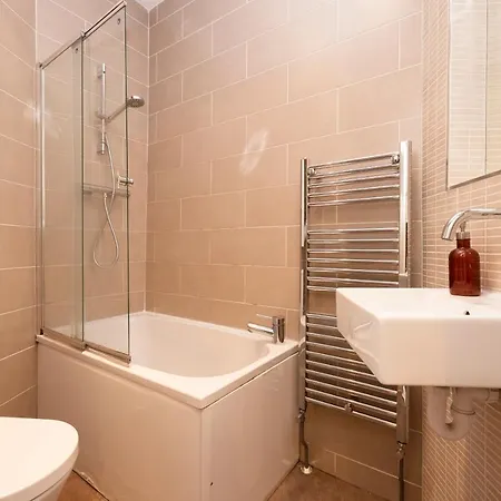 Altido Striking Apt Near Fountain Park Apartment