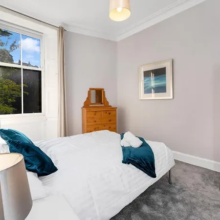 2 Bedroom Centre - Royal Mile - Castle & Waverley Train Station - Sleeps 4 Apartament