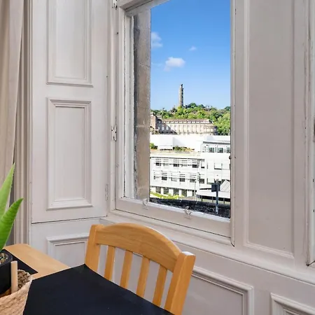 2 Bedroom Centre - Royal Mile - Castle & Waverley Train Station - Sleeps 4 Apartament