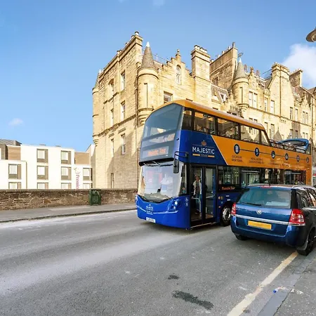 Apartament 2 Bedroom Centre - Royal Mile - Castle & Waverley Train Station - Sleeps 4 *