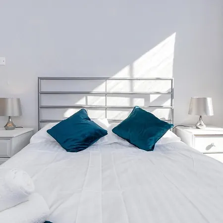 2 Bedroom Centre - Royal Mile - Castle & Waverley Train Station - Sleeps 4 Apartament
