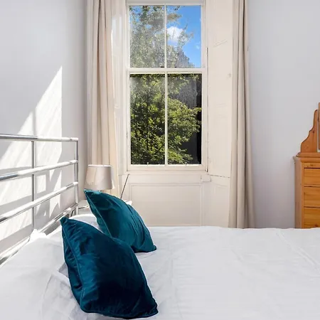 2 Bedroom Centre - Royal Mile - Castle & Waverley Train Station - Sleeps 4 Apartament