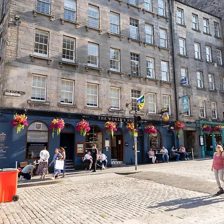 Apartament 2 Bedroom Centre - Royal Mile - Castle & Waverley Train Station - Sleeps 4 *