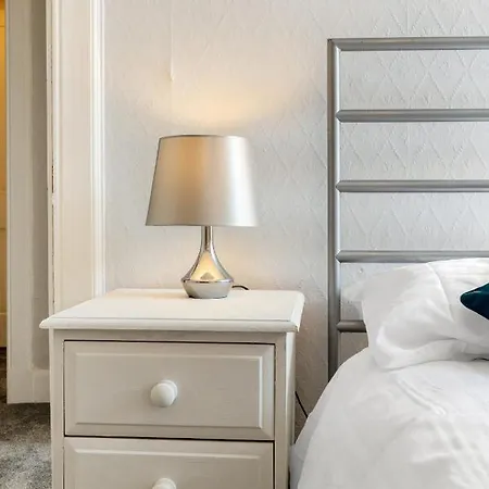 2 Bedroom Centre - Royal Mile - Castle & Waverley Train Station - Sleeps 4 Apartament *