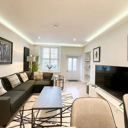 Modern 3 Bedroom Apartment, West End