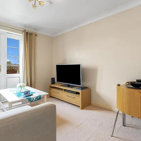 Modern 1br Flat - Free Parking + Lift *