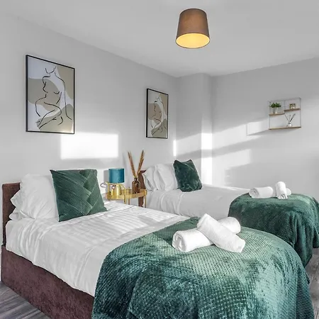 Modern & Spacious 2 Bedroom House - Free Parking - Front & Back Garden - Private Main Door Entrance * 爱丁堡