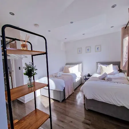 Spacious & Modern 3 Bedroom House - Free Parking - Front & Back Garden - Private Main Door Entrance Apartamento *