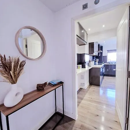 Apartamento Spacious & Modern 3 Bedroom House - Free Parking - Front & Back Garden - Private Main Door Entrance Edimburgo