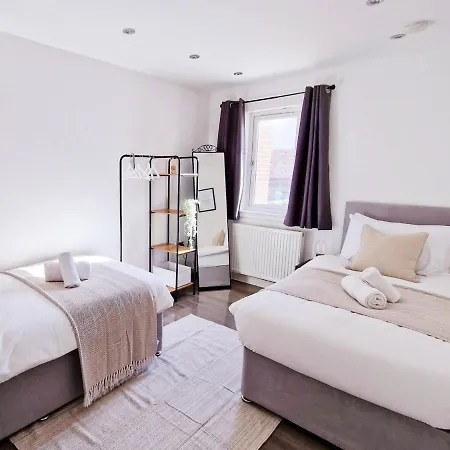 Apartamento Spacious & Modern 3 Bedroom House - Free Parking - Front & Back Garden - Private Main Door Entrance *