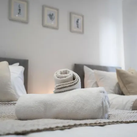 Apartamento Spacious & Modern 3 Bedroom House - Free Parking - Front & Back Garden - Private Main Door Entrance