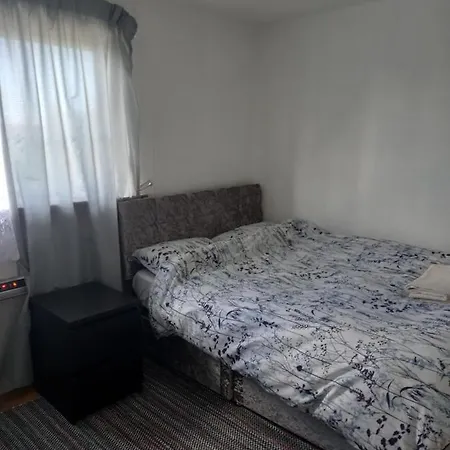 White House In Edinburgh, 2 Bedroom Good Location شقة
