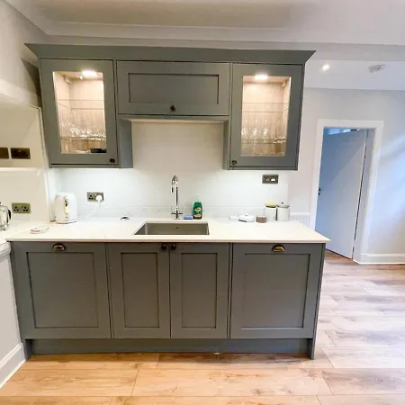 Sophisticated 3br With Garden, Quiet New Town Lane *