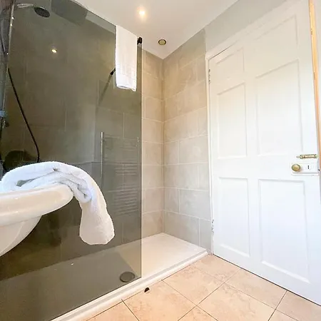 Sophisticated 3br With Garden, Quiet New Town Lane