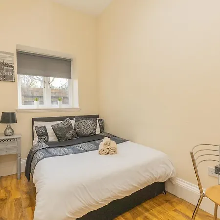 New 3-bedroom Close To Centre Apartamento *