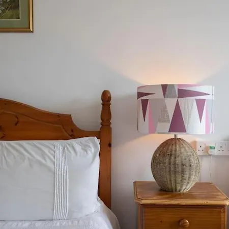 Pilrig Flat: A Lovely 5-bed With A Lift *