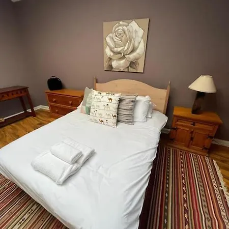 Cosy & Bright Semi-detached House Edynburg