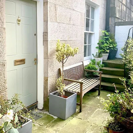 Chic 2b Centre Flat & Patio , Close To Castle