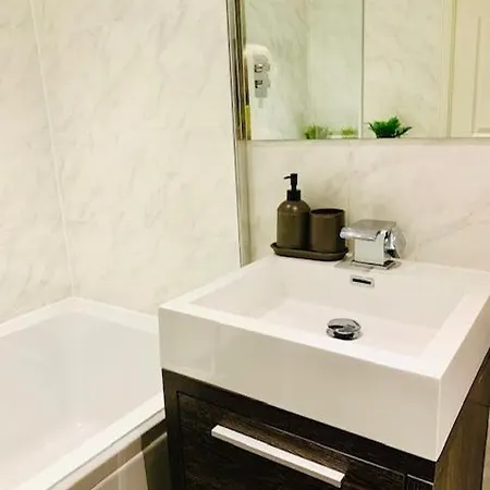 Cosy Roseburn Apartment, - 2 Bedrooms, Free Parking *