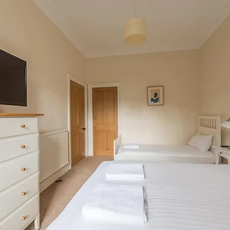 Beautiful 2 Bed 2 Bath Flat Overlooking Meadows Park Appartement