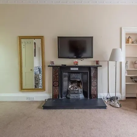 Beautiful 2 Bed 2 Bath Flat Overlooking Meadows Park Appartement