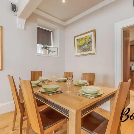 New Town Main Door 3br-3ba - Free Parking & Patio By Bonjour Residences Edynburg