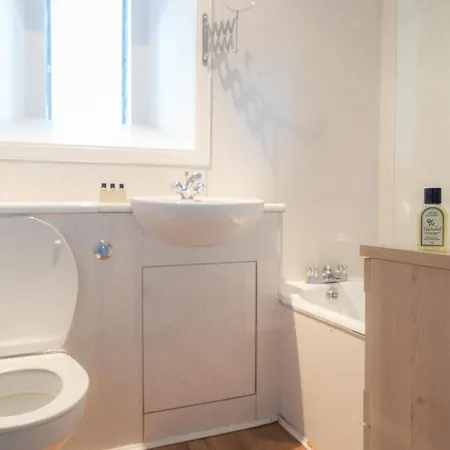 Queen St Superb Penthouse Flat With Roof Terrace *