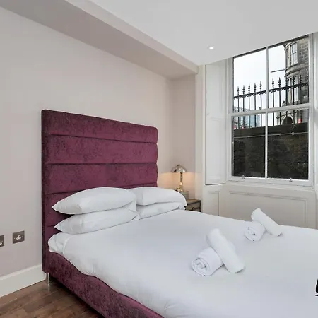 St. Germain - Spectacular West End 2br-1ba, Near Haymarket - Private Entrance & Courtyard By Bonjour Residences Appartamento Edimburgo