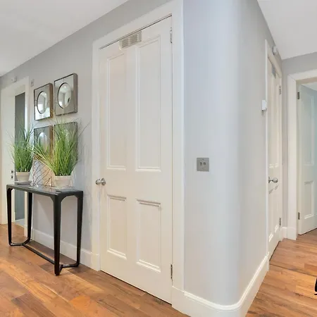Appartamento St. Germain - Spectacular West End 2br-1ba, Near Haymarket - Private Entrance & Courtyard By Bonjour Residences