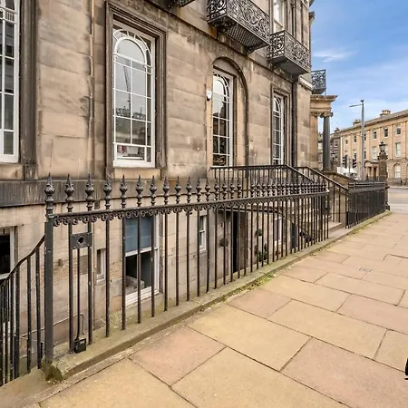 St. Germain - Spectacular West End 2br-1ba, Near Haymarket - Private Entrance & Courtyard By Bonjour Residences * Edimburgo