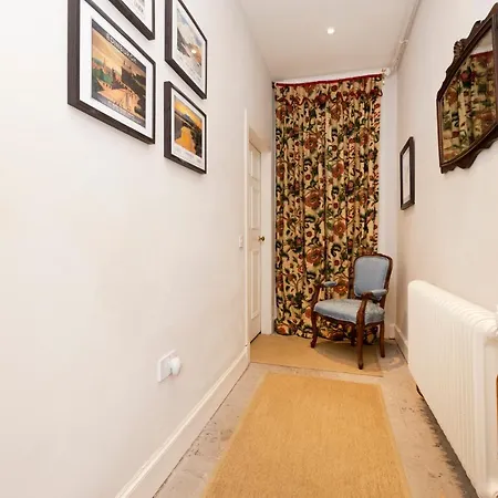 Charming Hideaway In Centre *