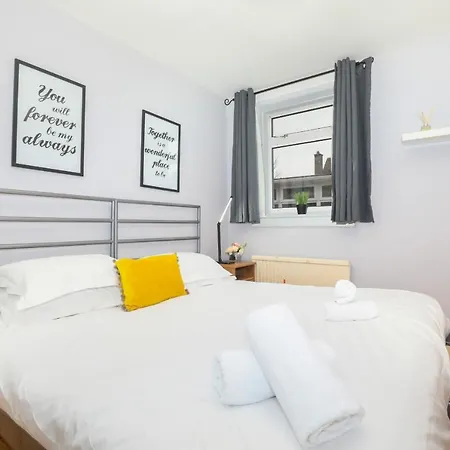 Beautiful 4 Bedroom - Free Parking * Edinburgh