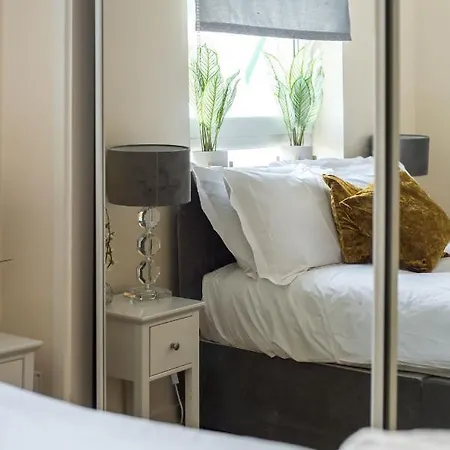 Elegant 2 Bedroom Centre - Free Parking - Private Balcony