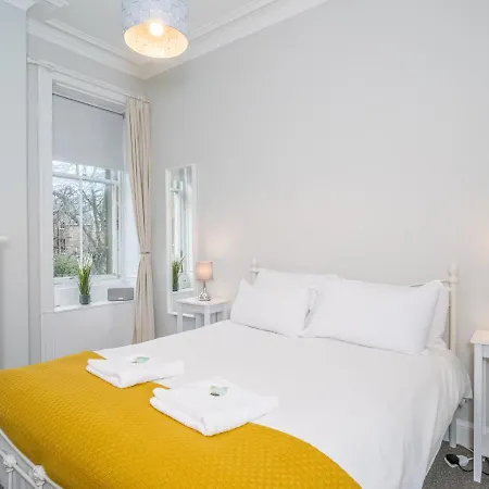 Newly Decorated Spacious 2bed Flat In Chic Area