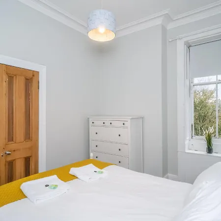 Newly Decorated Spacious 2bed Flat In Chic Area