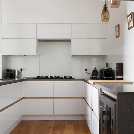 Magnificent Georgian 3-bedroom In New Town